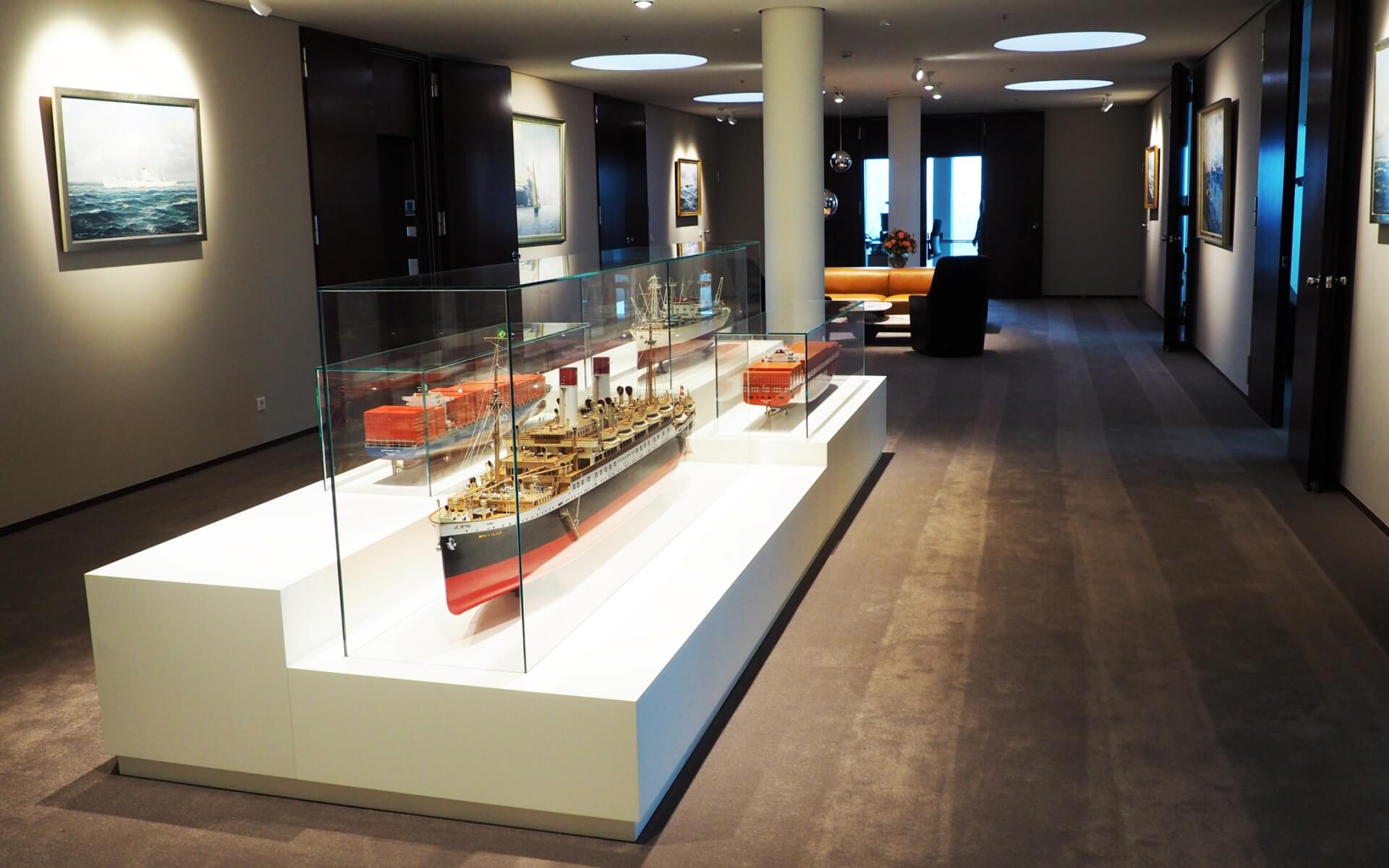 Delafair - Innenausbau Hamburg Süd - Ausstellungsraum Schiffsmodelle in Vitrinen