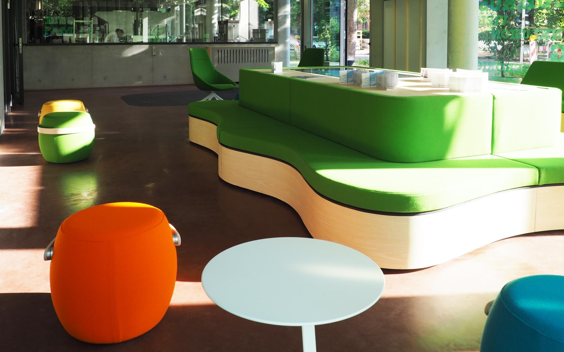 Delafair Inneneinrichtung - farbenfrohe Ladeneinrichtung mit interaktiven Einbauten in maßgefertigte Möbel