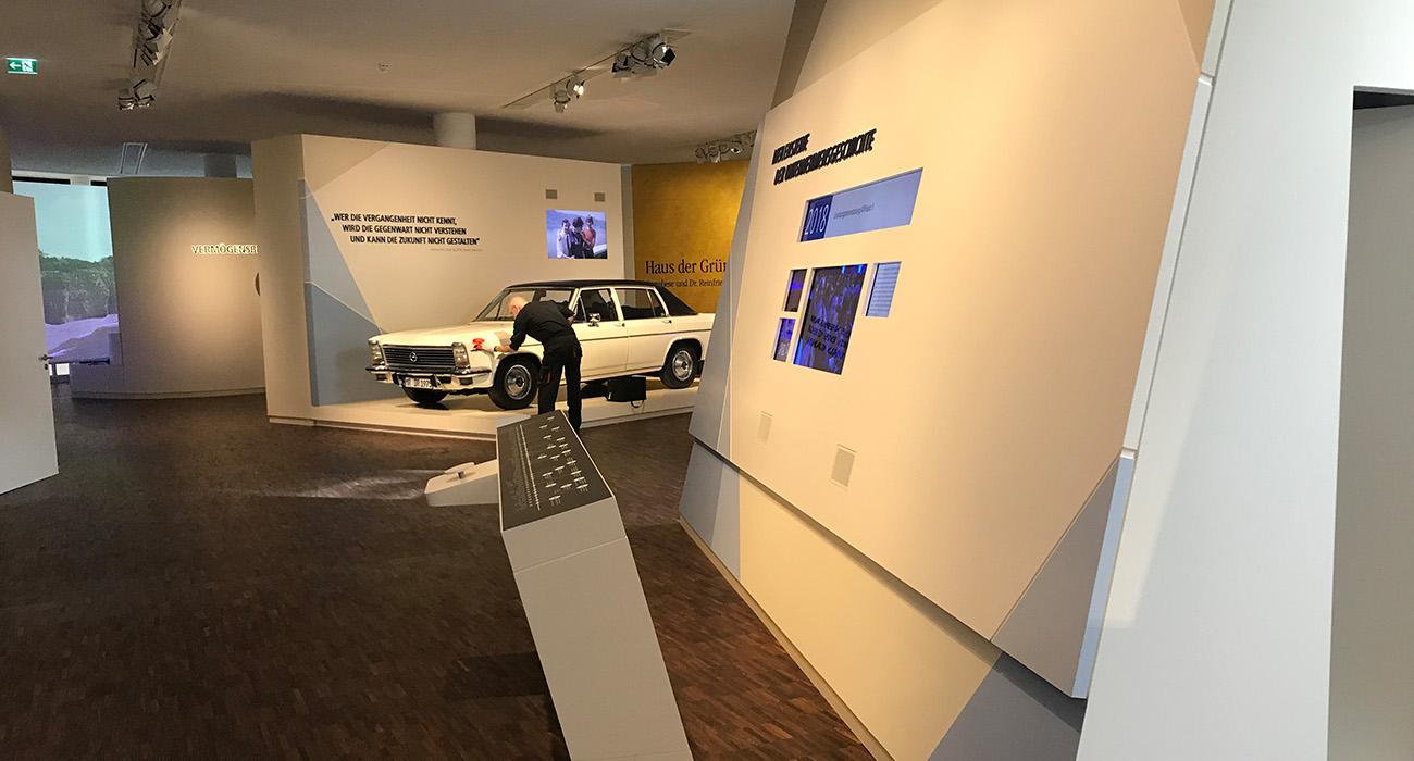 Delafair Ausstellungsbau: DVAG - Ausstellungsraum mit Oldtimer
