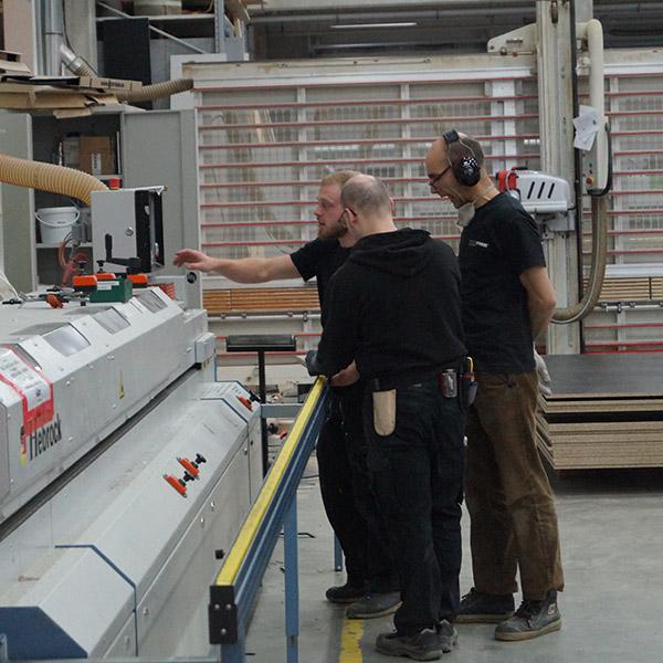 Delafair Innenausbau: Mitarbeiter bei der Arbeit an Maschine