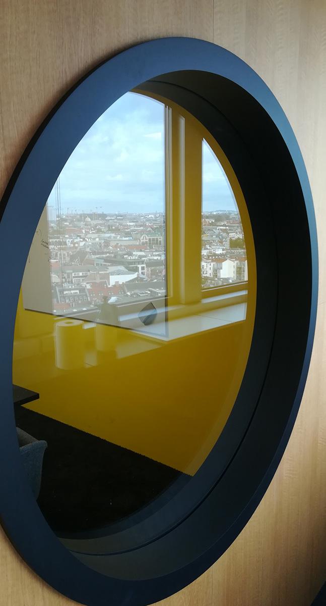 Delafair Büroausbau - rundes Fenster in der Innenwand